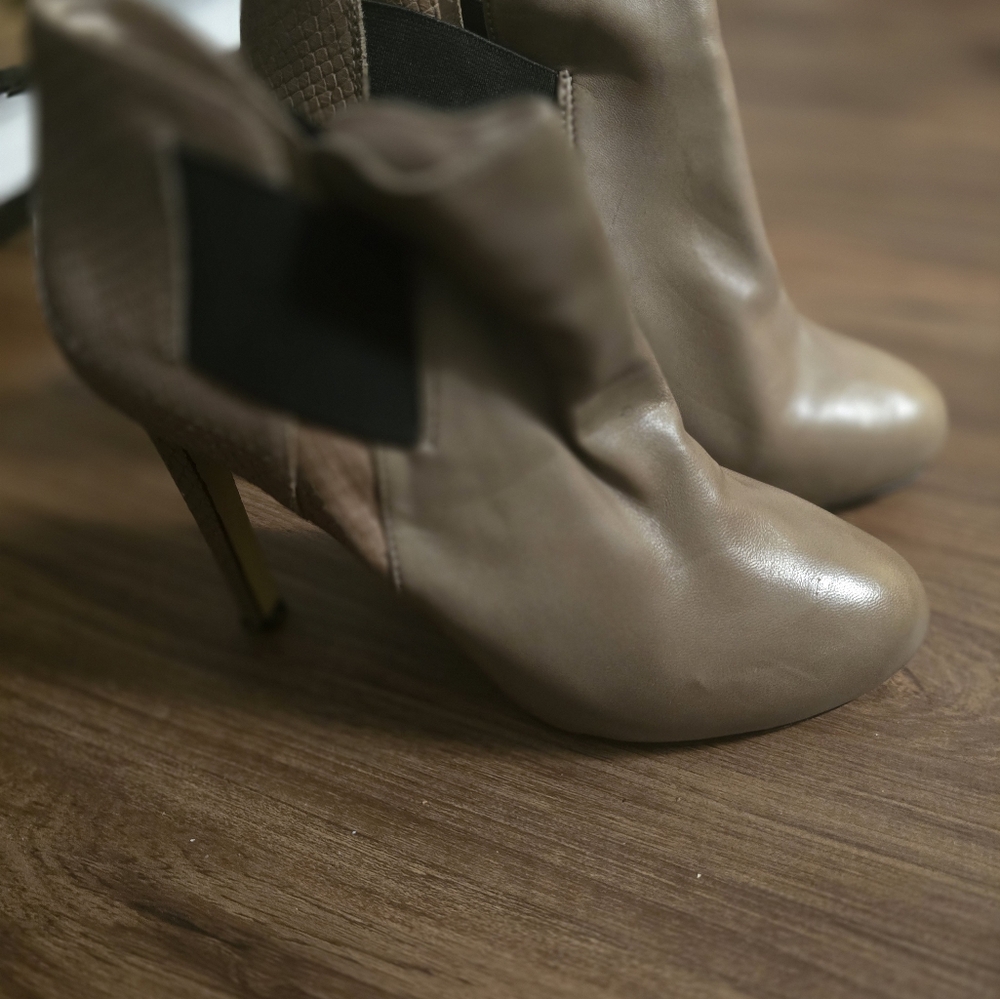 VINCE CAMUTO BOOTIES